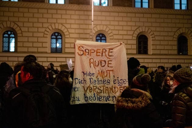 Mittwochsdemo - München steht auf Mittwoch Demo von Querdenkern, Impfverweigerern, Coronaleugner. Aufgerufen zu der Standkundgebung hat der Telegramkanal München steht auf . Nach Polizeiangaben sind ca. 3500 Personen dem Aufruf gefolgt. München Maxvorstadt Bayern Deutschland Copyright: xThomasxVonierx