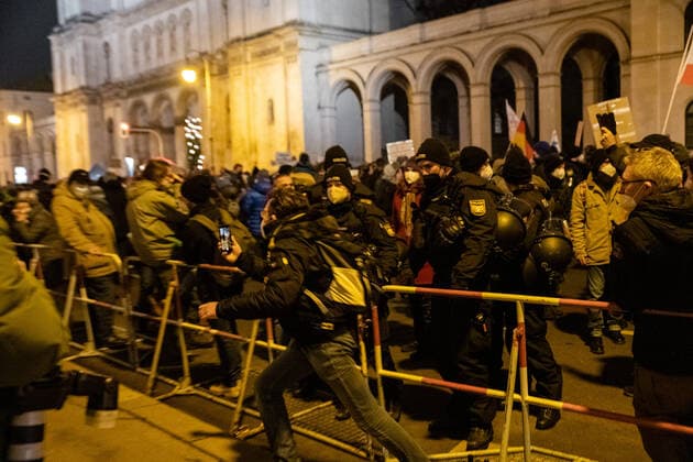Mittwochsdemo - München steht auf Mittwoch Demo von Querdenkern, Impfverweigerern, Coronaleugner. Aufgerufen zu der Standkundgebung hat der Telegramkanal München steht auf . Nach Polizeiangaben sind ca. 3500 Personen dem Aufruf gefolgt. München Maxvorstadt Bayern Deutschland Copyright: xThomasxVonierx