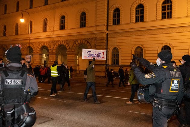 Mittwochsdemo - München steht auf Mittwoch Demo von Querdenkern, Impfverweigerern, Coronaleugner. Aufgerufen zu der Standkundgebung hat der Telegramkanal München steht auf . Nach Polizeiangaben sind ca. 3500 Personen dem Aufruf gefolgt. München Maxvorstadt Bayern Deutschland Copyright: xThomasxVonierx