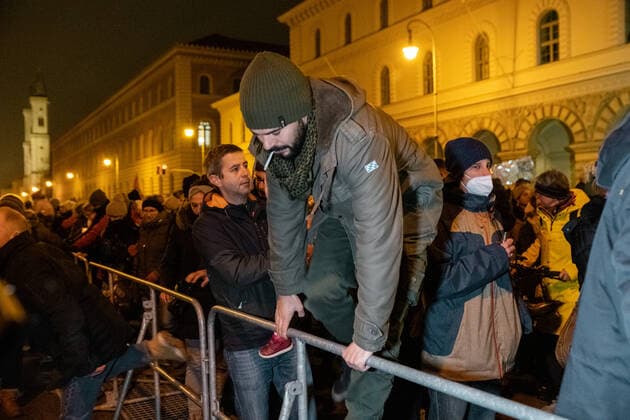 Mittwochsdemo - München steht auf Nach Ende der Kundgebung werden die Teilnehmer nur in kleinen Gruppen von der Polizei gehen gelassen. Demonstranten versuchen die Absperrungen zu überwinden. Mittwoch Demo von Querdenkern, Impfverweigerern, Coronaleugner. Aufgerufen zu der Standkundgebung hat der Telegramkanal München steht auf . Nach Polizeiangaben sind ca. 3500 Personen dem Aufruf gefolgt. München Maxvorstadt Bayern Deutschland Copyright: xThomasxVonierx