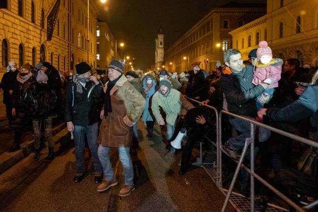 Mittwochsdemo - München steht auf Nach Ende der Kundgebung werden die Teilnehmer nur in kleinen Gruppen von der Polizei gehen gelassen. Demonstranten versuchen die Absperrungen zu überwinden. Mittwoch Demo von Querdenkern, Impfverweigerern, Coronaleugner. Aufgerufen zu der Standkundgebung hat der Telegramkanal München steht auf . Nach Polizeiangaben sind ca. 3500 Personen dem Aufruf gefolgt. München Maxvorstadt Bayern Deutschland Copyright: xThomasxVonierx