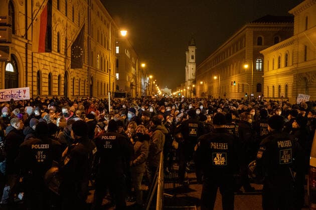 Mittwochsdemo - München steht auf Nach Ende der Kundgebung werden die Teilnehmer nur in kleinen Gruppen von der Polizei gehen gelassen. Mittwoch Demo von Querdenkern, Impfverweigerern, Coronaleugner. Aufgerufen zu der Standkundgebung hat der Telegramkanal München steht auf . Nach Polizeiangaben sind ca. 3500 Personen dem Aufruf gefolgt. München Maxvorstadt Bayern Deutschland Copyright: xThomasxVonierx
