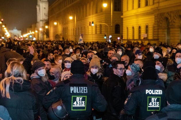 News Bilder des Tages Mittwochsdemo - München steht auf Nach Ende der Kundgebung werden die Teilnehmer nur in kleinen Gruppen von der Polizei gehen gelassen. Mittwoch Demo von Querdenkern, Impfverweigerern, Coronaleugner. Aufgerufen zu der Standkundgebung hat der Telegramkanal München steht auf . Nach Polizeiangaben sind ca. 3500 Personen dem Aufruf gefolgt. München Maxvorstadt Bayern Deutschland Copyright: xThomasxVonierx