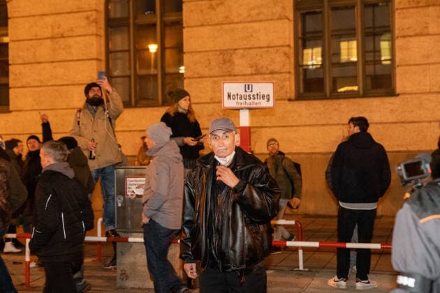 Mittwochsdemo - München steht auf Nach Ende der Kundgebung werden die Teilnehmer nur in kleinen Gruppen von der Polizei gehen gelassen. Peter Meidl, NPD auf der Demo.Mittwoch Demo von Querdenkern, Impfverweigerern, Coronaleugner. Aufgerufen zu der Standkundgebung hat der Telegramkanal München steht auf . Nach Polizeiangaben sind ca. 3500 Personen dem Aufruf gefolgt. München Maxvorstadt Bayern Deutschland Copyright: xThomasxVonierx