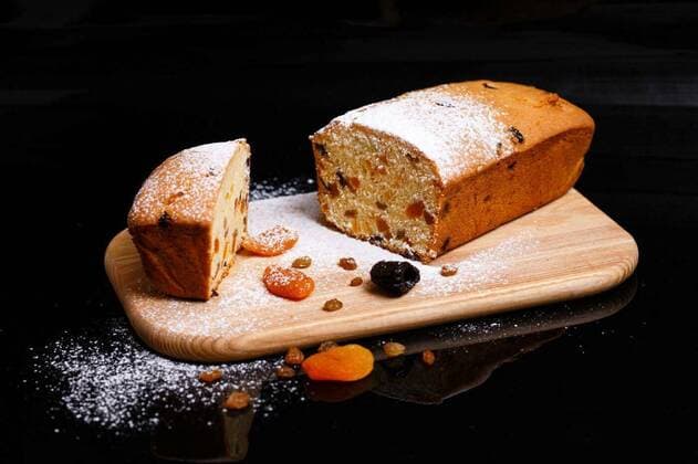  Sweet cupcake in the shape of bread. Cupcake with raisins, dried apricots, plums., 26.10.2021, Copyright: x4otografx Panthermedia28743453