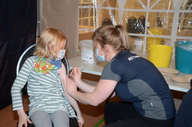 Lüneburg der 16.12.2021 - Rund 250 Kinder im Alter von 5-11 Jahren wurden am Mittwochnachmittag in Lüneburg gegen das Coronavirus geimpft. In einer Sporthalle des Ochtmisser Sportvereins (OSV) wurde ihnen zum Start der Impfkamapgne der Kinderimpfstoff von Biontec verabreicht. Rund 250 Kinder wurden am ersten Tag der Kinderimpfungen gegen Corona in Lüneburg geimpft, Lüneburg Niedersachsen Deutschland Lüneburg