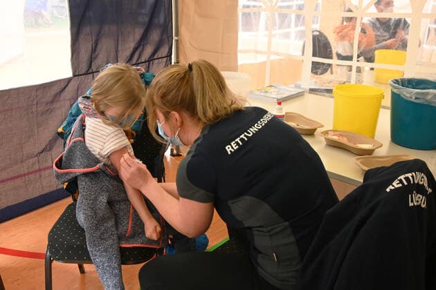 Lüneburg der 16.12.2021 - Rund 250 Kinder im Alter von 5-11 Jahren wurden am Mittwochnachmittag in Lüneburg gegen das Coronavirus geimpft. In einer Sporthalle des Ochtmisser Sportvereins (OSV) wurde ihnen zum Start der Impfkamapgne der Kinderimpfstoff von Biontec verabreicht. Rund 250 Kinder wurden am ersten Tag der Kinderimpfungen gegen Corona in Lüneburg geimpft, Lüneburg Niedersachsen Deutschland Lüneburg