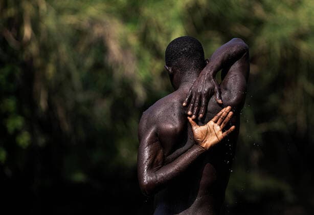 Mexiko, Lage der Geflüchteten in Tapachula December 12, 2021, Tapachula, Chiapas, Mexico: Haitian migrants take advantage of the only free source of water to bathe and wash their clothes in a river near their road side encampments in the southern part of the city in Tapachula, Mexico. The encampment is over 1 km long and has over 10,000 individuals living without running water, food, or sanitation. Decades of political and economic and instability have forced Haitians to find a way to survive abroad. Many have lived in Brazil, Chile and other South Americans countries before making a perilous journey to Tapachula, Mexico through Central America. Tapachula Mexico - ZUMAt130 20211212_new_t130_223 Copyright: xRichardxTsong-Taatariix