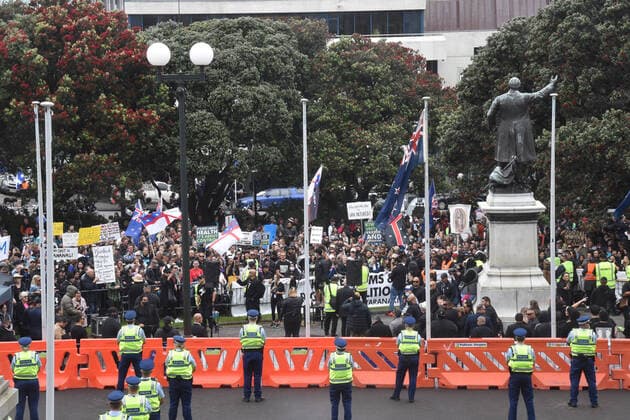 News Themen der Woche KW50 COVID19 VACCINATION PROTEST WELLINGTON, Protestors opposed to Covid-19 vaccination measures gather outside Parliament House in Wellington, New Zealand, Thursday, December 16, 2021. ( NO ARCHIVING, EDITORIAL USE ONLY, NO USE IN BOOKS WITHOUT CONSENT WELLINGTON NEW ZEALAND  Copyright: xBENxMCKAYx 20211216001606997417