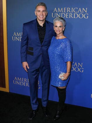 Bilder des Jahres 2021, Entertainment 12 Dezember Entertainment Themen der Woche KW50 Los Angeles Premiere Of Lionsgate s American Underdog American football quarterback Kurt Warner and wife Brenda Warner arrive at the Los Angeles Premiere Of Lionsgate s American Underdog held at the TCL Chinese Theatre IMAX on December 15, 2021 in Hollywood, Los Angeles, California, United States. Hollywood California United States  Copyright: xImagexPressxAgencyx originalFilename:collin-losangel211216_npWtv.jpg