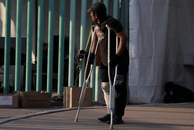 Migrants Arrives In Mexico City A person from the Central American migrant caravan on crutches inside the facilities of the Casa Peregrino located in Mexico City, who have received accommodation, food, legal, psychological and medical care, and who have gone to various bodies to support refugees and try to obtain a permit that will allow them to stay longer in Mexico given the difficulties that their compatriots are having to enter the United States during the COVID-19 health emergency in the country. Mexico City Mexico City Mexico  Copyright: xGerardoxVieyrax originalFilename:vieyra-notitle211216_npQuI.jpg