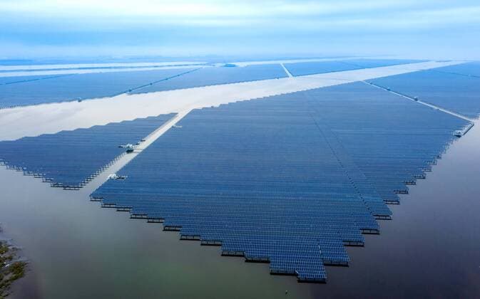IMAGO Nature: Unsere Erde, Energiequellen, Photovoltaik (211216) -- WENZHOU, Dec. 16, 2021 -- Aerial photo taken on Dec. 15, 2021 shows a 550 megawatts photovoltaic (PV) power station in Wenzhou, east China s Zhejiang Province. The PV power station in Wenzhou, covering a water area of 4.7 square kilometers, was successfully connected into the grid on Thursday. The project has combined fishery breeding and photovoltaic power generation. ) CHINA-ZHEJIANG-WENZHOU-PV POWER STATION-OPERATION (CN) XuxYu 