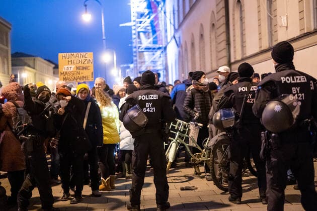 Querdenken Demonstration in München Am 15.12.2021 versammelten sich in München ca. 3500 Querdenker und Querdenkerinnen um gegen eine Impfpflicht und andere Corona Maßnahmen zu demonstrieren. Im Anschluss an die Versammlung versuchte ein großer Teil der Demonstrant*innen loszulaufen, obwohl die Behörden eigentlich einen Demonstrationszug verboten hatten. Deshalb kam es zu einem Katz und Maus Spiel zwischen Demonstrant*innen und Polizei. - On December 15, 2021 more than 3500 people demonstrated in Munich, Germany against all Covid measures and the possible mandatory vaccination. Only a stationary protest was allowed. Neonazis and hooligans lead a group of protestors through an illegal demonstration the city. Copyright: xAaronxKarasekxxxaal.photox