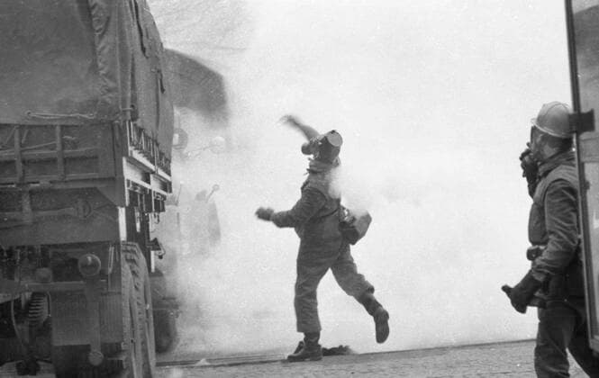 Polizeireiter gegen Demonstanten 1969 DEU, Deutschland, Recklinghausen: Im Wahlkampf zur Bundestagswahl 1969, hier im August 1969 in Recklinghausen, setzte die Polizei gegen Demonstranten brutal eine Reiterstaffel ein , um die NPD zu schuetzen und verletzte NPD-Gegner. Anschließend ermittelte die Polizei gegen Demonstranten und Medien. DEU, Germany, Recklinghausen: During the election campaign for the 1969 Bundestag elections, here in Recklinghausen in August 1969, police brutally used a mounted squadron against demonstrators to protect the NPD and injured NPD opponents. Afterwards, the police investigated demonstrators and the media. NRW *** Police riders against demonstrators 1969 DEU, Germany, Recklinghausen During the election camp