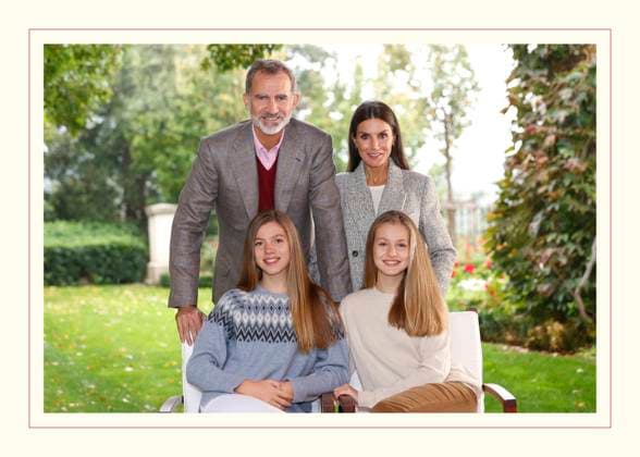 Bilder des Jahres 2021, Entertainment 12 Dezember Entertainment Themen der Woche KW50 16122021 Spain Christmas The Spanish Royal Family s official Christmas card featuring a photo of King Felipe VI, Queen Letizia and their children, princess Leonor and Princess Sofia. The Christmas card features a message signed by the four royal members that reads Merry Christmas and Happy New Year 2022 . (c) Royal Houzse by PPE Thorton  Copyright: xPPEx
