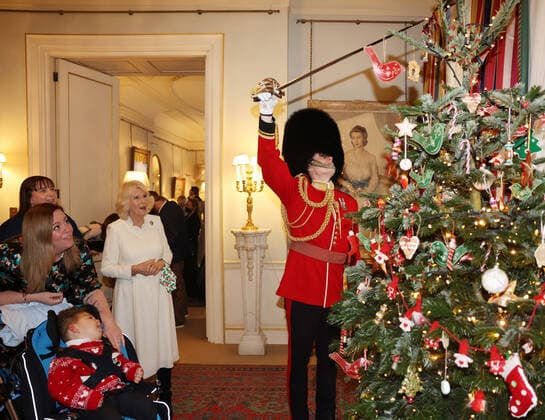 . 15 12 2021. London, United Kingdom. Camilla,Duchess of Cornwall, with children at a charity Christmas tree decorating event at Clarence house in London.  xPoolx xi-Imagesx IIM-22935-0004