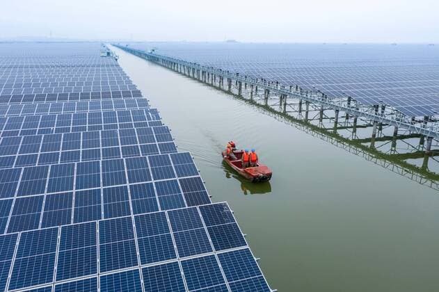IMAGO Nature: Unsere Erde, Energiequellen, Photovoltaik (211216) -- WENZHOU, Dec. 16, 2021 -- Aerial photo taken on Dec. 15, 2021 shows staff members inspecting a 550 megawatts photovoltaic (PV) power station in Wenzhou, east China s Zhejiang Province. The PV power station in Wenzhou, covering a water area of 4.7 square kilometers, was successfully connected into the grid on Thursday. The project has combined fishery breeding and photovoltaic power generation. ) CHINA-ZHEJIANG-WENZHOU-PV POWER STATION-OPERATION (CN) XuxYu 
