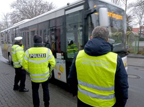 Northeim Südniedersachsen Landesweite Polizei Kontrolle Corona FFP2 Masken, Schülertransport, ÖPNV, Verkehrsverbund Südniedersachsen, Busverkehr, VSN, Streife, Garde Kürassier Straße, Busbahnhof Maskenkontrolle