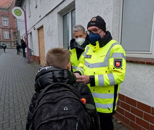 Northeim Südniedersachsen Landesweite Polizei Kontrolle Corona FFP2 Masken, Schülertransport, ÖPNV, Verkehrsverbund Südniedersachsen, Busverkehr, VSN, Streife, Garde Kürassier Straße, Busbahnhof Maskenkontrolle