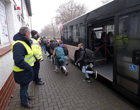 Northeim Südniedersachsen Landesweite Polizei Kontrolle Corona FFP2 Masken, Schülertransport, ÖPNV, Verkehrsverbund Südniedersachsen, Busverkehr, VSN, Streife, Garde Kürassier Straße, Busbahnhof Maskenkontrolle