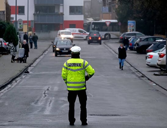 Northeim Südniedersachsen Landesweite Polizei Kontrolle Corona FFP2 Masken, Schülertransport, ÖPNV, Verkehrsverbund Südniedersachsen, Busverkehr, VSN, Streife, Garde Kürassier Straße, Busbahnhof Maskenkontrolle
