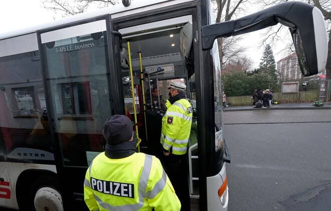 Northeim Südniedersachsen Landesweite Polizei Kontrolle Corona FFP2 Masken, Schülertransport, ÖPNV, Verkehrsverbund Südniedersachsen, Busverkehr, VSN, Streife, Garde Kürassier Straße, Busbahnhof Maskenkontrolle