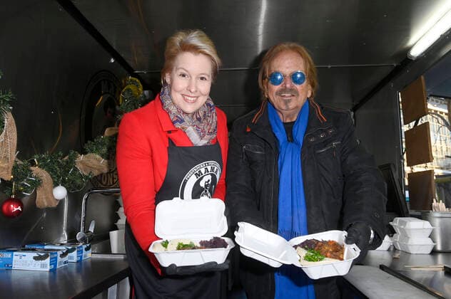 Entertainment Themen der Woche KW50 Entertainment Bilder des Tages Franziska Giffey und Frank Zander verteilen Essen und Geschenke aus dem Food Truck an Obdachlose und Bedürftige. Berlin, 16.12.2021 *** Franziska Giffey and Frank Zander distribute food and gifts from the food truck to the homeless and needy Berlin, 16 12 2021 Foto:xF.xKernx xFuturexImage
