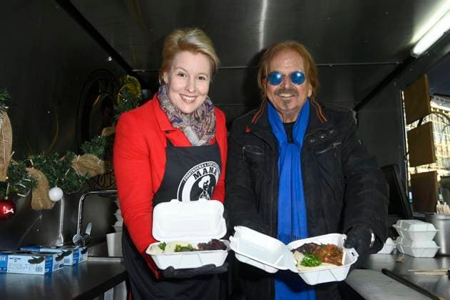 Franziska Giffey und Frank Zander verteilen Essen und Geschenke aus dem Food Truck an Obdachlose und Bedürftige. Berlin, 16.12.2021 *** Franziska Giffey and Frank Zander distribute food and gifts from the food truck to the homeless and needy Berlin, 16 12 2021 Foto:xF.xKernx xFuturexImage