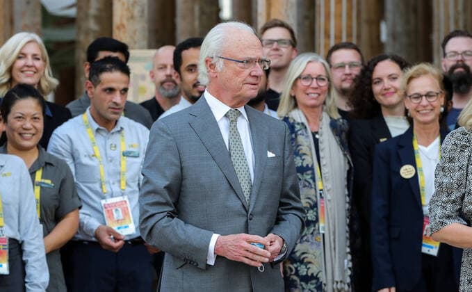 Entertainment Themen der Woche KW50 Entertainment Bilder des Tages EXPO 2020 DUBAI, 16 12 2021 EXPO 2020 DUBAI 16 December 2021, King of Sweden Carl XVI Gustaf with staff of Sweden pavilion, Expo Road, Dubai South Jebel Ali, Dubai, United Arab Emirates, Phil Duncan Editorial Use Only Copyright: xPhilxDuncanx ESM-0333-0002