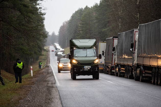 News Themen der Woche KW50 News Bilder des Tages Polish-Bielarus Border Crisis Nearly 20 kilometr line of trucks waits to cross Polish - Belarusian near Bobrownik, podlaskie voivodship, Poland on December 16, 2021. Polish government limitem the number of border crossings with Bielarus. The movement of good excelerate bezforemnego Christmas. Polish government annonced no entry zone by Polish-Bielarus border guarded by tens of thousands soldiers and police due to an infaux of immigrants, mainly from the Middle East. The border between Belarus and Poland is also the border of the European Union. Poland accuses the Lukashenko regime of orchestrating the transit of thousands of migrants from the Middle East to put pressure on the EU. Due to the crisis the EU proposed new border laws which jeo  Copyright: xDominikaxZarzyckax originalFilename:zarzycka-notitle211216_npcYQ.jpg