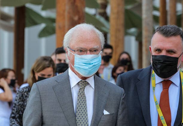 EXPO 2020 DUBAI, 16 12 2021 EXPO 2020 DUBAI 16 December 2021, King of Sweden Carl XVI Gustaf with staff of Sweden forest pavilion Expo Road, Dubai South Jebel Ali, Dubai, United Arab Emirates, Phil Duncan Editorial Use Only Copyright: xPhilxDuncanx ESM-0333-0004