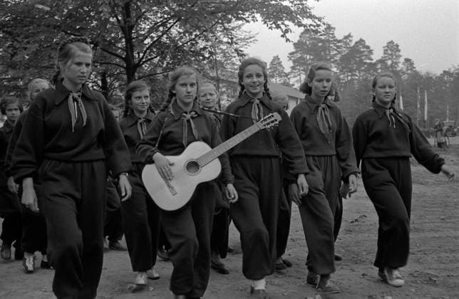 Mädchen Pioniere mit Gitarre Young Pioneers with guitar Mädchen Pioniere mit Gitarre im Ferienlager Pionierlager Wilhelm Pieck Young female woman Pioneers with guitar