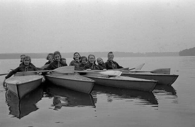 Junge Pioniere Mädchen in Kanus Young pioneers girls in canoe Junge Pioniere Mädchen in Kanus Young pioneers girls in canoe on a lake