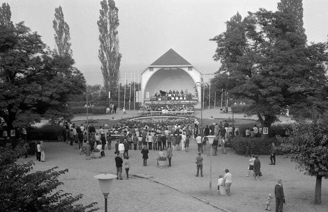 Konzertbuehne Heringsdorf - Concert Stage Heringsdorf Historisches Bild und Foto von einem Konzert auf der Open Air Konzertbühne des Seebad Heringsdorf im Kulturpark. Bühne wurde in den 1990er Jahren als Holz und Stahlkonstruktion neu gebaut Historical Image and Photography from a concert on the open air conzert stage at Kulturpark Heringsdorf