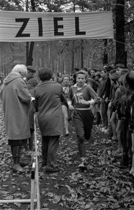 Zieleinlauf Waldlauf Kinder - Running destination Historisches Bild und Foto von einem Waldlauf und vom Ziel. Historical Image and Photography from the end of running competition