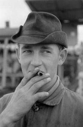 Arbeiter Portrait Zigarre Worker Portrait Cigar Historisches Bild und Foto: Portrait, Nahaufnahme eines Arbeiters, Hafenarbeiters mit einer Zigarre im Mund und schmutzigen Fingernaegeln. Historical Image and Photography Portrait from a worker with a cigar in the mouth