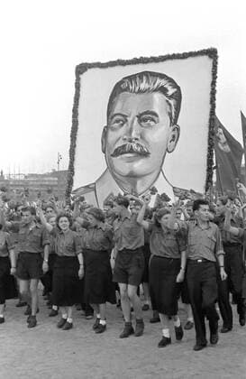 Parade III. Weltfestspiele Ostberlin Parade III. Weltfestspiele Eastberlin Historisches Bild und Foto: von der Parade der III. Weltfestspiele der Jugend und Studenten für den Frieden (Weltjugendspiele) 1951 in Ostberlin. Bild zeigt junge Leute die das Portrait von Stalin tragen. Historical Image and Photography: Parade from World Festival of Youth and Students in Eastberlin 1951. Young people carry portrait of Josef Stalin