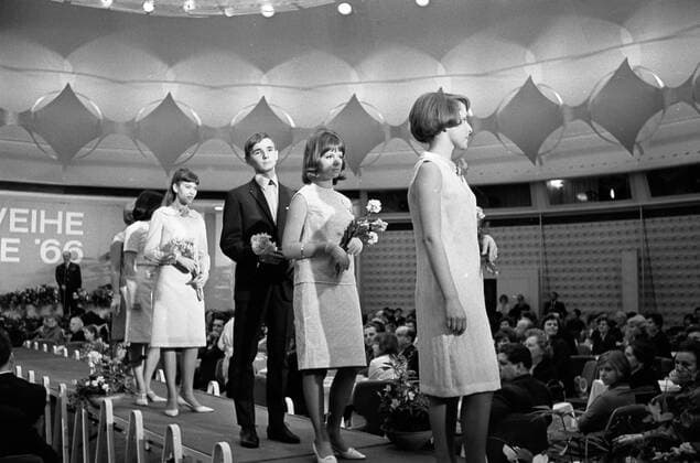 Modenschau Jugendweihe 1966 Fashion Show Jugendweihe 1966 Historisches Bild und Foto: Modenschau Jugendweihe 1966. Mode wird ueber einen Laufsteg praesentiert. Models, Mannequin laufen über den Laufsteg. Historical Image and Photography: Fashion Show Jugendweihe, youth consecration 1966.