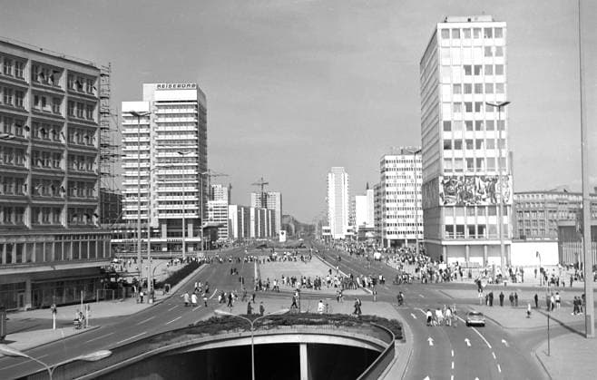 Haus des Lehrers Haus des Reisens Berlin Alexanderplatz 1973 Historisches Bild und Foto: Rund um den Alexanderplatz Berlin 1973. Blick auf die Kreuzung Alexanderstraße Otto Braun Straße mit Haus des Lehrers rechts und Haus des Reisens links Historical Image and Photography: Round about the Alexandersquare with House of the teacher and house of travel