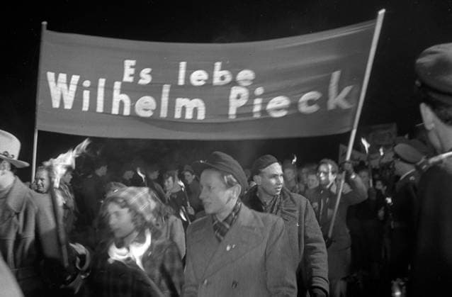 Fackelzug für Wilhelm Pieck GDR Torchlight procession Historisches Bild und Foto: Fackelzug für Wilhelm Pieck, Ostberlin. Gründung der DDR. Fackelzug der Jugend Berlins zu Ehren der Wahl des ersten Präsidenten Wilhelm Pieck. Historical Image and Photography: GDR Torchlight procession for gdr politician Wilhelm Pieck