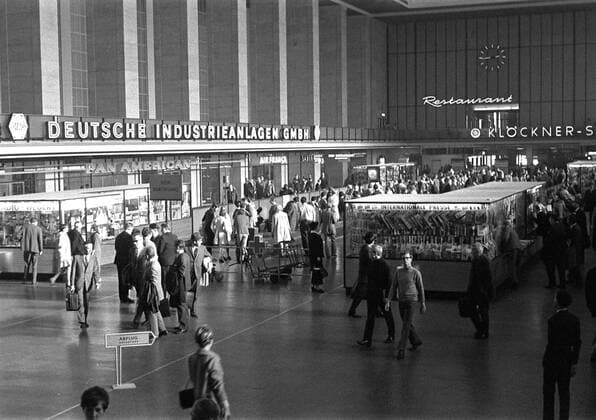 Flughafen Airport Berlin Tempelhof Schalterhalle Historisches Bild und Foto: Flughafen Berlin Tempelhof Schalterhalle Historical Image and Photography: Airport Berlin Tempelhof inside terminal