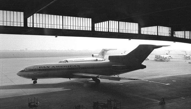 Flughafen Airport Berlin Tempelhof Historisches Bild und Foto: Flughafen Berlin Tempelhof mit Flugzeugen Pan America Historical Image and Photography: Airport Berlin Tempelhof with Airplanes