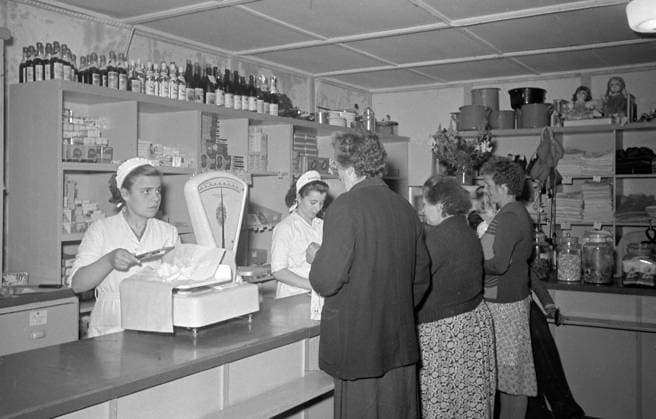 Einkaufen im Konsum Shopping in a cooperative store Historisches Bild und Foto: Einkaufen im Konsum Historical Image and Photography: Shopping in a cooperative store