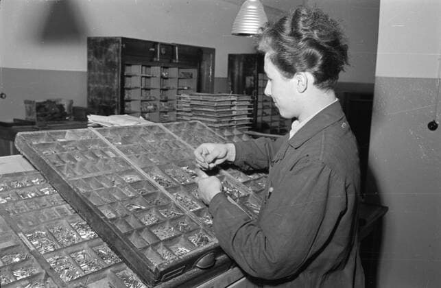 Schriftsetzer bei der Arbeit, Typesetter at Work Historisches Bild und Foto: Schriftsetzer in einer Druckerei beim Setzen von Schriften Historical Image and Photography: Typesetter at work