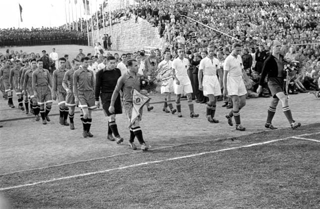 DDR - Dynamo Moskau 05. August 1951 Historisches Bild und Foto: Das Spiel DDR Auswahl gegen Dynamo Moskau fand im Rahmen der Eröffnung der III. Weltfestspiele 1951 im Stadion der Weltjugend Walter-Ulbricht-Stadion statt. 70.000 Zuschauer fanden sich ein. Rekord bei einem Fußballspiel in diesem Stadion! Das Spiel fand am 5. August 1951 statt und endete 5:1 für Dynamo Moskau. Aufgrund der recht langen Hosen wurden sie auch Schlüpfer-Dynamo genannt. Stadion der Weltjugend. Heute steht dort die Zentrale des Bundesnachrichtendienstes (BND) Historical Image and Photography: First football match of the gdr against Dynamo moskau in the Stadion der Weltjugend Walter-Ulbricht-Stadion, 70.000 spectators.