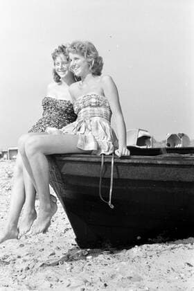 Junge Frauen am Strand 1956 Young Woman at the beach Historisches Bild und Foto: Lachende junge Frauen am Strand der Ostseeinsel Hiddensee Historical Image and Photography: young women at the beach of hiddensee