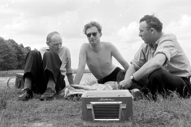 FWH Reiseradio Sylva 58 in Betrieb Historisches Bild und Foto: Junge Männer mit Reiseradio, Transistorradio, Radio, Rundfunkempfänger (Radio - oder Tuner nach WW2). Modellname: Sylva 58 1151.5 A1 aus dem Funkwerk Halle (FWH), VEB (Ostd.): Funkwerk Halle. Historical Image and Photography: Young men with travel radio, transistor radio, radio, radio receiver (radio - or tuner after WW2). Model name: Sylva 58 1151.5 A1 from Funkwerk Halle (FWH), VEB (Ostd.): Funkwerk Halle.