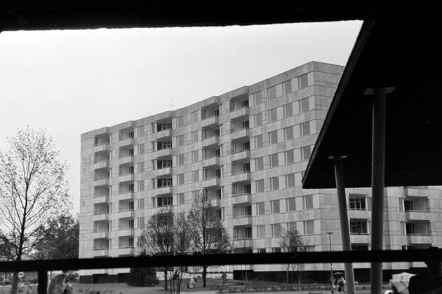 Architektur von Alvar Aalto Alvar Aalto Klopstockstraße Hansaviertel Interbau 1957 Historisches Bild und Foto: Ein 8-geschossiger Zeilenbau des Architekten Alvar Aalto an der Klopstockstraße 30 32.. Blick vom Haus Vago. Das Hansaviertel in Westberlin in den 1950er Jahren nach der Zerstörung im zweiten Weltkrieg wurde das Hansaviertel oder Hansa-Viertel ein Wohngebiet zwischen der Spree und dem Großen Tiergarten im Rahmen der Interbau 1957 (auch als IBA 57 bezeichnet) neu gestaltet. Die Interbau war eine Internationale Bauausstellung in Berlin im Jahr 1957, die die Neugestaltung im Stile der Nachkriegsmoderne umsetzte. Die Leitung der Gesamtplanung hatte Otto Bartning. Den städtebaulichen Wettbewerb gewannen Gerhard Jobst und Willy Kreuer. Die für die Öffentli