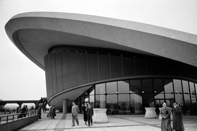 Kongresshalle Congresshall Berlin 1957 Historisches Bild und Foto: Die Kongresshalle in Berlin (Westberlin) ist ein markantes Gebäude für Veranstaltungen und Ausstellungen an der John-Foster-Dulles-Allee im Großen Tiergarten und Regierungsviertel. Die Kongresshalle wurde 1957 im Rahmen der Internationalen Bauausstellung Interbau 1957 als Beitrag der USA errichtet. Historical Image and Photography: The Congress Hall in Berlin (West Berlin) is a prominent building for events and exhibitions on John-Foster-Dulles-Allee in the Großer Tiergarten and government district. The Congress Hall was built in 1957 as part of the International Building Exhibition Interbau 1957 as the USA s contribution.
