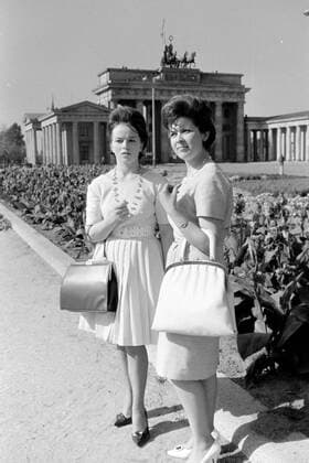 Brandenburger Tor 1961 Fotosession Historisches Bild und Foto: Fotosession mit jungen Frauen vor dem Brandenburger Tor in Ostberlin (Pariser Platz) im Herbst 1961 Historical Image and Photography: Photo session with young women in front of the Brandenburg Gate in East Berlin (Pariser Platz) in autumn 1961